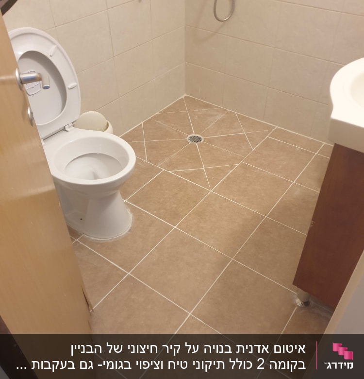 חדר אמבטיה עם ריצוף חדש, אסלה ומקלחת